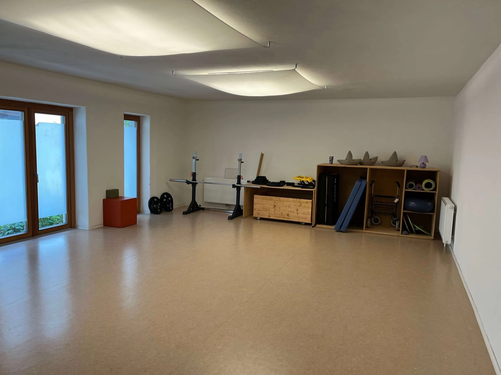 Trainingsgeräte und Kleinmaterial im Bewegungsraum der Praxis