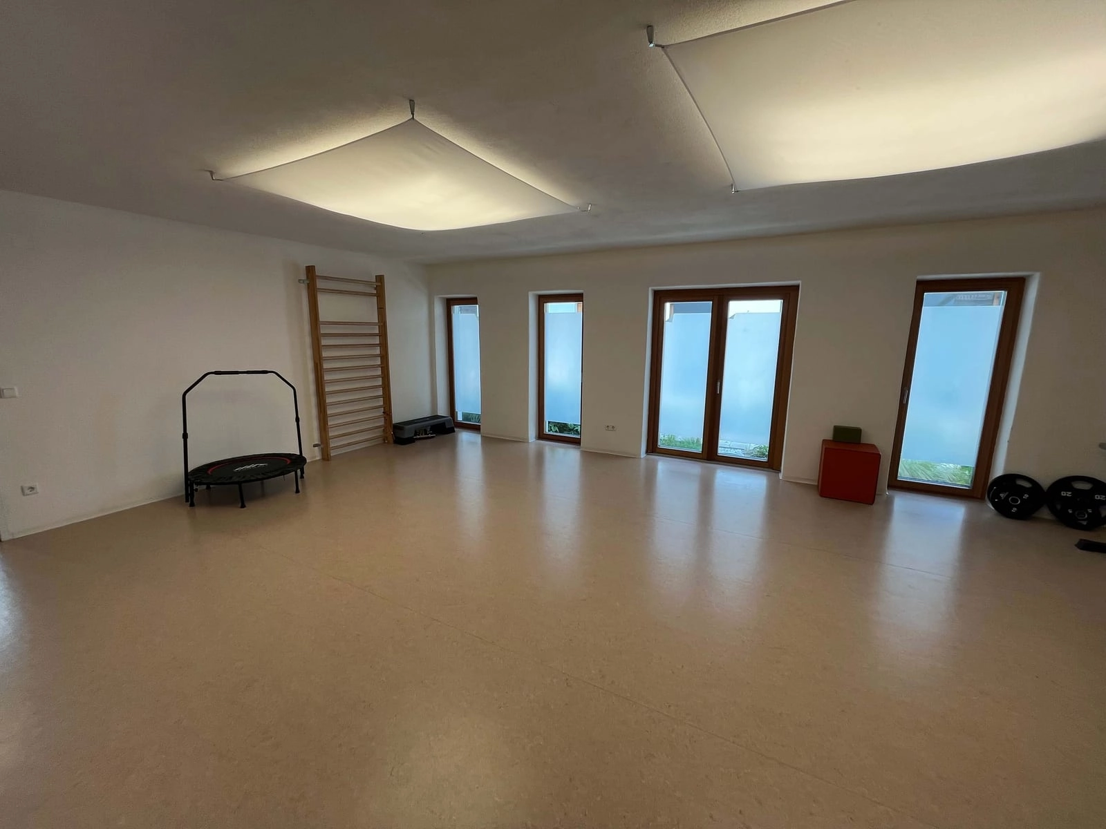 Bewegungsraum mit Sprossenwand für Übungen an der Wand